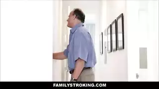 زوجة الأب تتعرض لتدمير فتحاتها من قبل ابن الزوج السباك