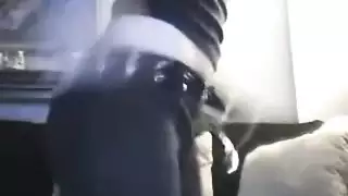 ملكة الحلق العميق تمص بقوة في مؤخرة التاكسي