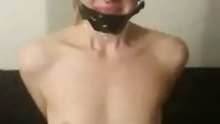 زوجتان مثارتان تعاقبان في ألعاب حفلة جنسية منحرفة