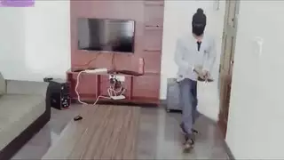 مضاجعة منزلية خاصة: ضرب كس ميلف مبلل حتى النشوة