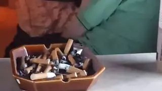 مراهقة تستمني بقوة: هزة جماع من تدليك كسي في الخارج