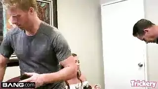 الزوجة الخائنة تأخذ قضيب المعالج في جلسة حماسية