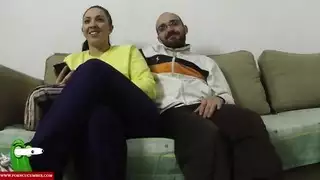 حركة خيانة على الأريكة الزوجة تأخذ قضيباً صلباً