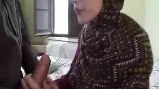 أبي عربي كبير يقدم حركة إباحية قاسية