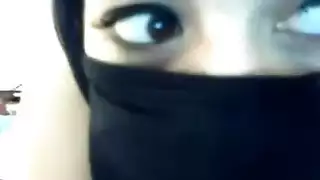 هذه الفتاة الكويتية المذهلة تتعرى بالكامل وتتماشى مع الكاميرا