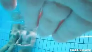 فقاعات وأنين: نيك قاسي تحت الماء لمراهقة أجنبية