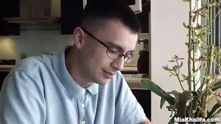 شاب مثير يمارس الجنس بقوة مع العاهرة العربية ميا خليفة في فيلم إباحي صريح