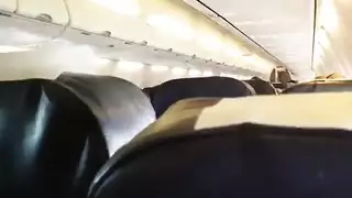 إيطالية تمنح حلقة عميقة وتأخذ زب كبير على الطائرة