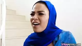 عاهرة محجبة عربية تنك بقوة من شبان أمريكيين