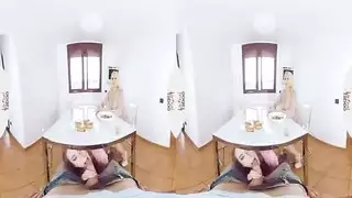 أفلام إباحية بالواقع الافتراضي: فتاة مثيرة تمص بقوة في تجربة غامرة