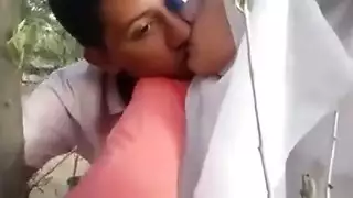 عشاق مغاربة يتبادلون القبلات الحميمة والمداعبات الشهوانية