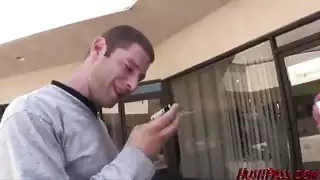 صديقتي الساخنة تبلل من قضيبي وتمصه جيداً