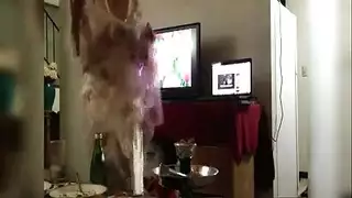 نيك سري: يأخذها لبيتها وينكها بقوة ويصورها عارية