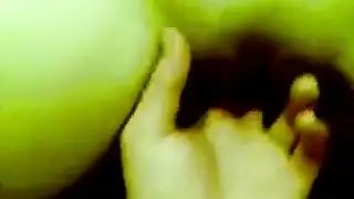 يلعب في جسمها