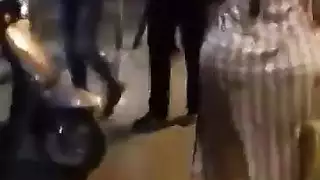 شاب يصور فتاة مغربية منحنية الجسم ترقص في الخارج