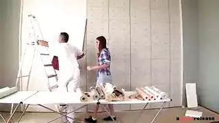 الفتاة المراهقة الشرموطة تتناك من العامل الذي يملأ طيزها بحليبه الأبيض