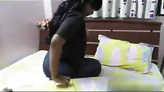 فتاة ديسي مكتنزة تتباهى بثدييها الكبيرين وتجعل نفسها تبلغ الذروة