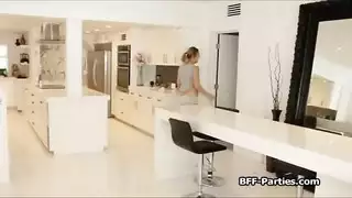 ثلاث مؤخرات شقراوية تتعرض للضرب من لاعب زبه ثخين