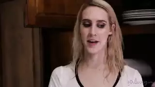 ناضجة سحاقية تغوي خادمة مثيرة في لعق فرج صارخ إباحي