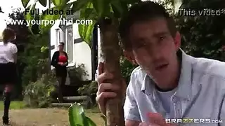 معلمة وقحة تلعب بصدرها المنتفخ وتتلقى ضربات قوية