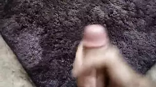 قضيب مشعر يفرغ على السجادة