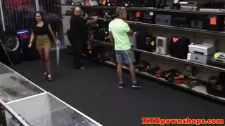 مشهد إكس إكس إكس: زبونة شهوانية تتلقى ضرب شرجي قاسي