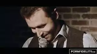 مراهقة تتعرض لاختراق مزدوج وتُغطى بالسائل المنوي