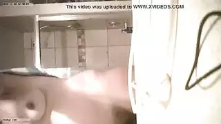 التقطت كاميرا خفية خشب الأبنوس الساخن بما في ذلك رجلها وهو عارٍ تمامًا في زيّين