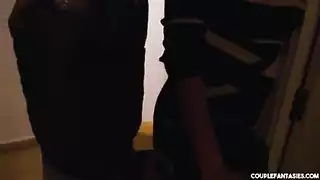 ديوث صغير يشاهد زوجته تمص وتنكح مصور الفندق