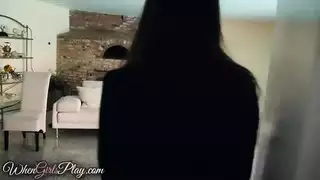 سمراوان مثارتان تستكشفان أفواه بعضهما في خيال تدليك إباحي