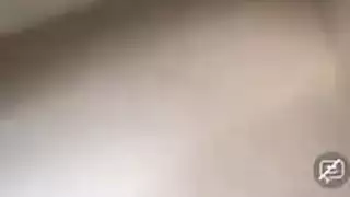 فتاة ممتلئة شابة تأخذ قضيبًا ضخمًا بعمق
