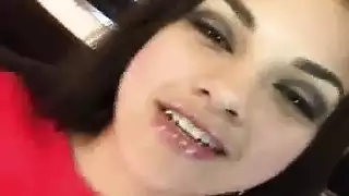 المراهقة رايلي إيفانز تبلع قضيب صديقتها بينما تلعق مهبلها المبلل