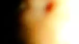 شقراء بكعب عالٍ وجوارب تمتلئ مؤخرتها بلعبة جنسية