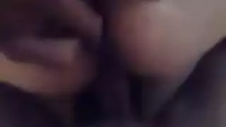 صرخات نجمة الإباحية تجعل القضيب يُفرغ حمله
