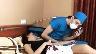 طاعة تنويمية: المريض يستسلم لمطالب الطبيب الإباحية القاسية