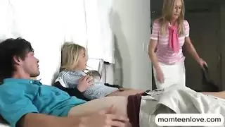 شباب يتبادلون ويضربون مؤخرات بعضهم البعض