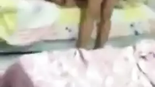 على سرير واحد بالفندق