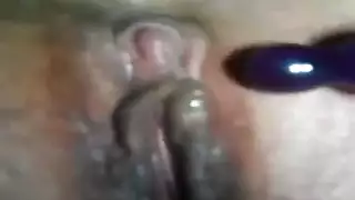 مشهد إباحي: فتح فرجها وشرجها على مصراعيهما