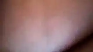 إصبع شاب يدخل بعنف في فرج زوجة الأب في مشهد إباحي