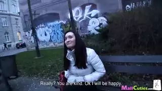 بنات يتحركون ببعض