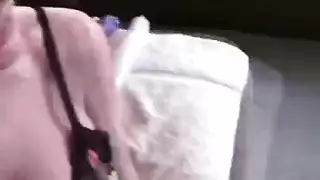 حارسات عربيات يأخذن زبور كبيرة