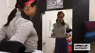 رجل يبعص امرأة في الشارع