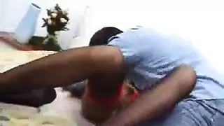 كلب ساخن يأكل كساً منقوعاً