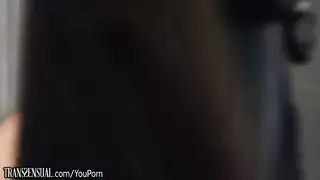 فتاة ذات صدر كبير تتوسل للحصول على حمولة على وجهها