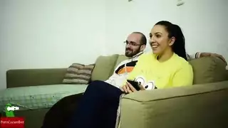 امرأة ممتلئة تركب عشيقها النحيل بقوة في فيلم بورنو