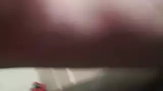 فتاة سمراء وعاهرة شقراء تتبادلان اللعاب قبل جنس عنيف بعضو صناعي من الجلد