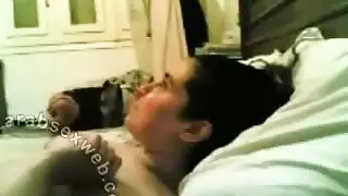 تتوسل لبوله ثم تأخذ عضوه بعمق