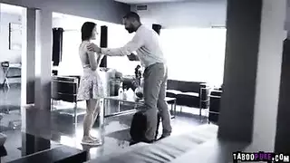 حلم الإيلاج المزدوج للخادمة العارية في الحمام