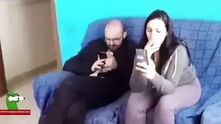 أوضاع جنسية قوية للزوجين على الأريكة: نيك صعب بكل الوضعيات