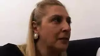 الجدة الممحونة ذات الخصلات البيضاء تتناك من الشاب الصغير النياك في كسها المشعر